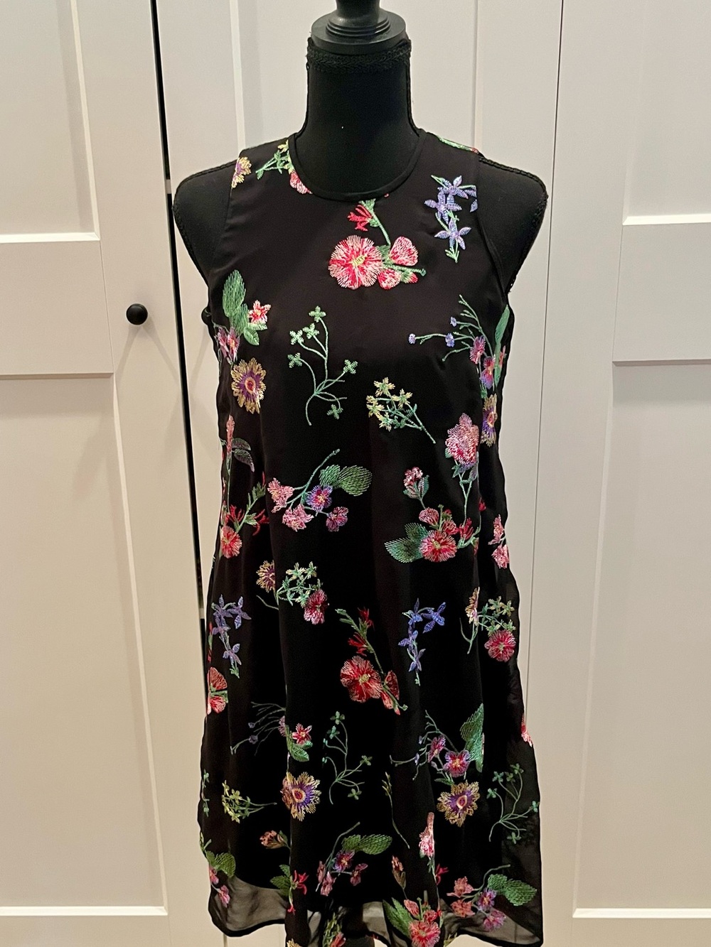 Calvin Klein Black Sleeveless Dress with Beautiful Floral Embroidery Feminine 2